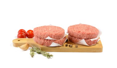 Hamburger yapmak için çiğ et köftesi. Beyaz bir arkaplanda izole edilmiş..