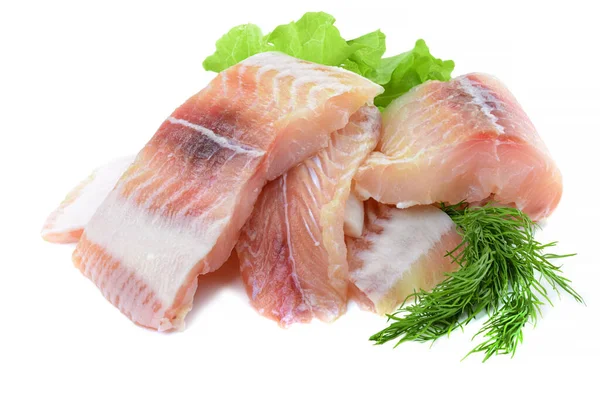 Філе риби Пангасіуса, шматки на зеленому листі салату. Ізольовані на білому тлі. Філе свіжої риби . — стокове фото