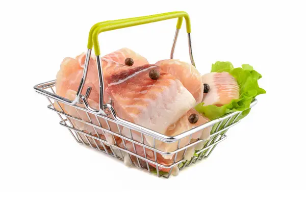 Філе риби Пангасіуса, нарізане шматочками в кошику для покупок. Ізольовані на білому тлі. Філе свіжої риби . — стокове фото