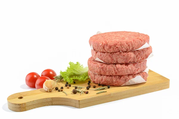 Empanadas de carne cruda para hacer una hamburguesa.Aislado sobre un fondo blanco.Enfoque selectivo. — Foto de Stock