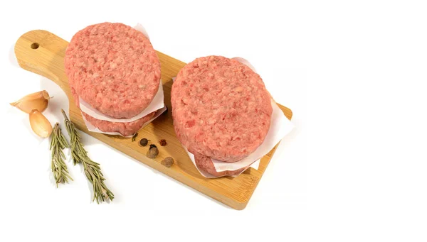 Fatias de carne crua para fazer um hambúrguer. Isolado em um fundo branco. Foco Seletivo. — Fotografia de Stock