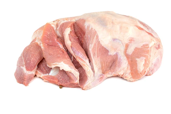Το ωμό κρέας από κοντά. ένα κομμάτι ωμού χοιρινού ώμου σε κοντινό πλάνο. Χοιρινό φιλέτο σε λευκό απομονωμένο φόντο. — Φωτογραφία Αρχείου