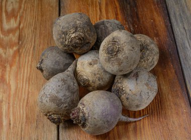 Taze kırmızı pancar, ahşap bir sade masa, sebze yiyeceği, yerel ürünler, yakın plan seçici odaklanma..