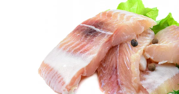 Філе риби Пангасіуса, шматки на зеленому листі салату. Ізольовані на білому тлі. Філе свіжої риби . — стокове фото