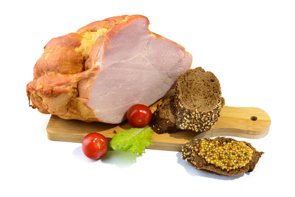 Geräuchertes Fleisch in einem großen Stück auf einem Holzbrett mit Scheiben Schwarzbrot. Isoliert auf weißem Hintergrund. — Stockfoto