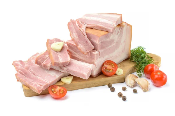 Rökt fläskkött, bacon, skinka på en träskiva. Vit isolerad bakgrund. — Stockfoto