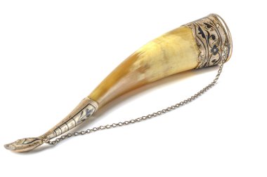 Kovaladığı gümüşle süslenmiş bir şarap boynuzu. Beyaz izole arkaplan.