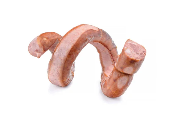 Salsiccia affumicata ritorta a spirale e legata con un faggio, isolata su fondo bianco. — Foto Stock