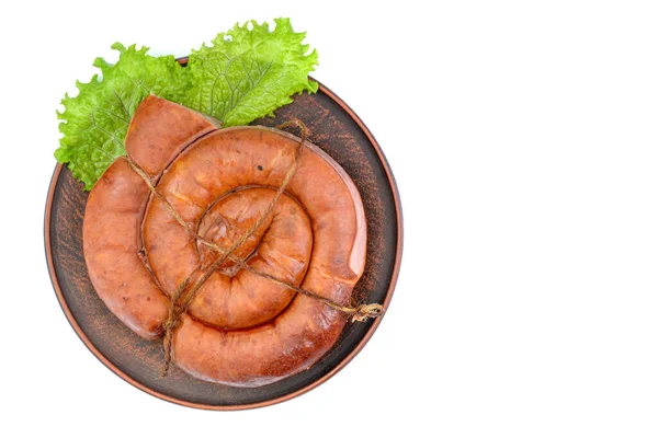 Räucherwurst spiralförmig gedreht und mit einer Bucheckern gebunden, isoliert auf weißem Hintergrund. — Stockfoto