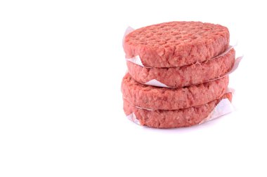 Hamburger yapmak için çiğ et köftesi. Beyaz bir arkaplanda izole edilmiş..