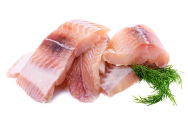 Pangasius balık filetosu, yeşil marul yaprağı parçaları. Beyaz bir arka planda izole edilmiş. Taze balık filetosu.