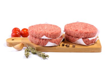 Hamburger yapmak için çiğ et köftesi. Beyaz bir arkaplanda izole edilmiş..