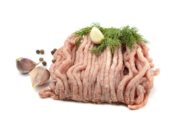 Carne fresca de cerdo y ternera picada, decorada con ajo, pimiento rojo y rodilla.Aislada sobre fondo blanco. — Foto de Stock