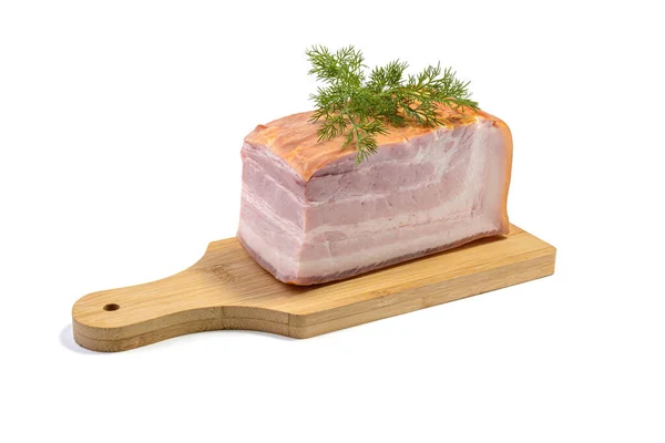 Pancia di maiale affumicata, pancetta, prosciutto su un tagliere di legno. Bianco sfondo isolato. — Foto Stock