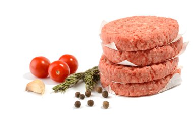 Hamburger yapmak için çiğ et köftesi. Beyaz bir arkaplanda izole edilmiş..