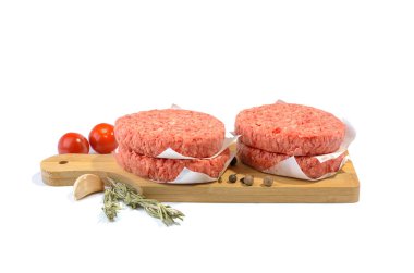 Hamburger yapmak için çiğ köfte. Beyaz bir arka planda izole edilmiş. Fast food..