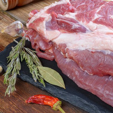 Çiğ domuz pirzolası. Servis panosundaki et malzemesinin en iyisi. Üst görünüm, kapatma. Seçmeli Odaklanma