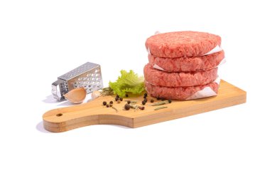 Hamburger yapmak için çiğ köfte. Beyaz bir arka planda izole edilmiş. Fast food..