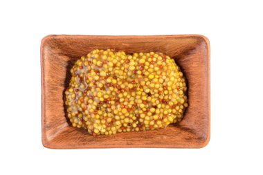 Kil tencerede tam tahıllı hardal. Fransız hardalı beyaz bir arka planda izole edilmiştir.