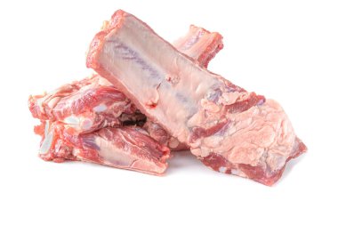 Çiğ domuz kaburgaları beyaz bir arka planda izole edilir..