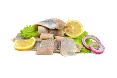 Atlantik tuzlu ringa fileto soğan halkası, limon ve biber, beyaz arka planda izole, yatay görünüm