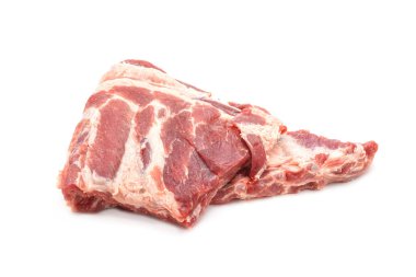 Çiğ domuz kaburgaları beyaz bir arka planda izole edilir..