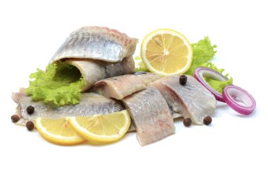 Atlantik tuzlu ringa fileto soğan halkası, limon ve biber, beyaz arka planda izole, yatay görünüm