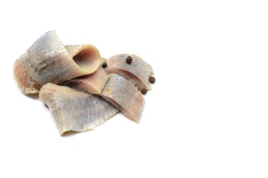 Atlantik tuzlu ringa filetosu beyaz arkaplanda izole edilmiş.