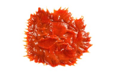 Ketçap domates sosu, beyaz arka planda izole edilmiş.