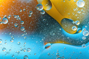 Renkli soyut arka plan. Renkli yağ çemberlerinin ve su üzerindeki hava kabarcıklarının etkisi. Gökkuşağı etkisi psikedelik soyut arka plan