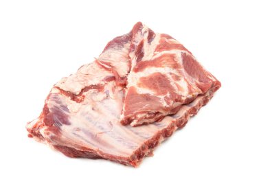 Çiğ domuz kaburgaları beyaz bir arka planda izole edilir..