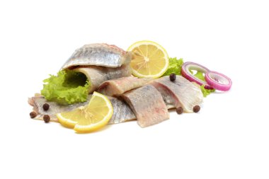 Atlantik tuzlu ringa fileto soğan halkası, limon ve biber, beyaz arka planda izole, yatay görünüm