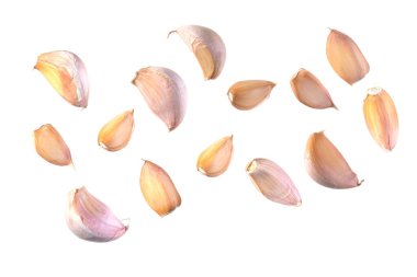 Sarımsak karanfilleri beyaz arka planda izole, üst manzara, makro çekim.
