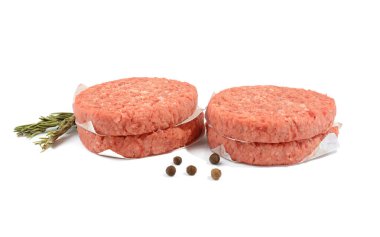 Hamburger yapmak için çiğ köfte. Beyaz bir arka planda izole edilmiş. Fast food..