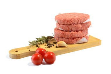 Hamburger yapmak için çiğ köfte. Beyaz bir arka planda izole edilmiş. Fast food..