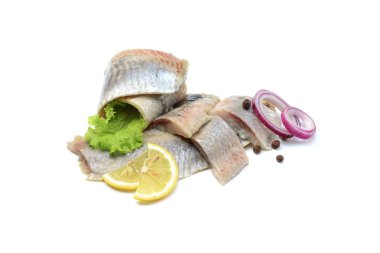 Atlantik tuzlu ringa fileto soğan halkası, limon ve biber, beyaz arka planda izole edilmiş.