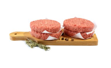 Hamburger yapmak için çiğ köfte. Beyaz bir arka planda izole edilmiş. Fast food..