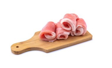 Beyaz arka planda izole edilmiş çiğ domuz bifteği. Seçici bir odak noktası.