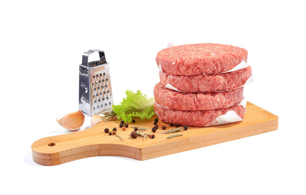 Котлеты из говядины для приготовления бургера.Isolated на белом заднем плане..