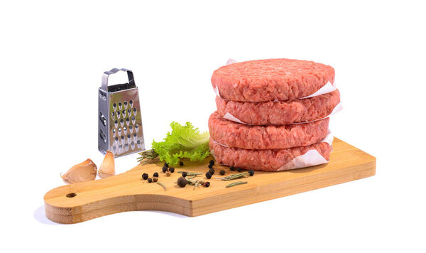 Котлеты из говядины для приготовления бургера.Isolated на белом заднем плане..