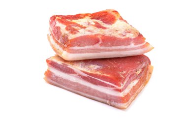 Lezzetli ev yapımı çiğ tütsülenmiş domuz pastırması, domuz yağı, beyaz arka planda izole edilmiş.