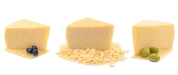 Ένα Κομμάτι Σκληρό Κίτρινο Τυρί Ελιές Κοντά Απομονωμένο Λευκό Φόντο — Φωτογραφία Αρχείου