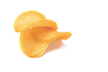 Patates cipsi yakın plan beyaz zemin üzerinde izole