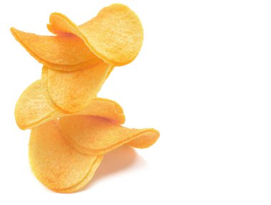 Patates cipsi yakın plan beyaz zemin üzerinde izole