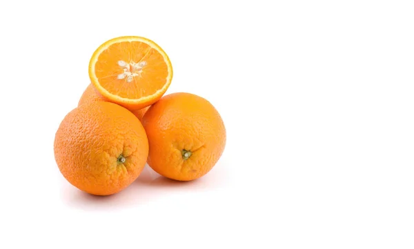 Saftiga apelsinfrukter är hela och skurna på mitten, isolerade på en vit bakgrund. — Stockfoto