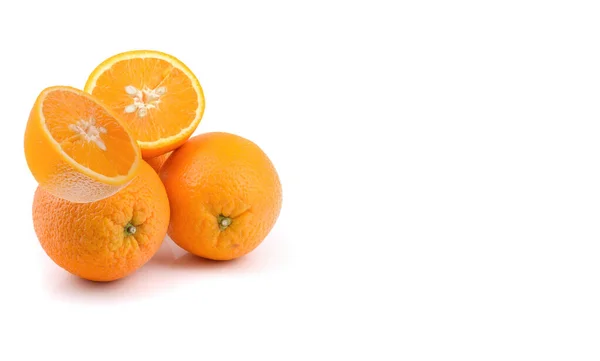Saftiga apelsinfrukter är hela och skurna på mitten, isolerade på en vit bakgrund. — Stockfoto