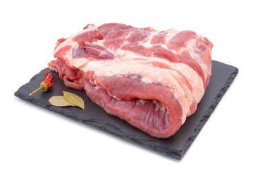 Çiğ domuz kaburgaları beyaz arka planda izole edilir..