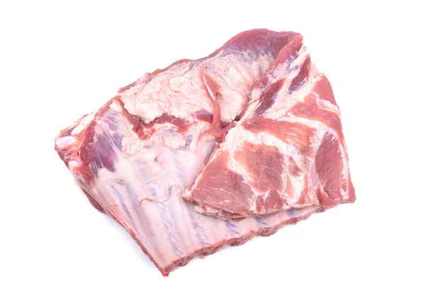 Las costillas de cerdo crudas están aisladas sobre un fondo blanco. Imagen de archivo