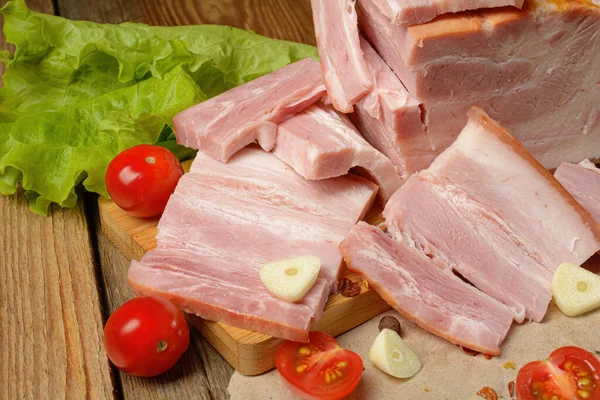 Geräucherter Schweinebauch Scheiben Speck Schinken Mit Kräutern Tomaten Und Schwarzem — Stockfoto