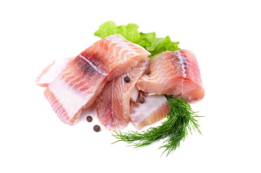 Pangasius balık filetosu, yeşil marul yaprağı parçaları. Beyaz bir arka planda izole edilmiş. Taze balık filetosu. Yukarıdan manzara.